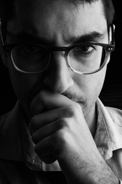 Gözlük ve kravat ile genç adam, kamera doğrudan bakarak, profesyonel bir bekliyor