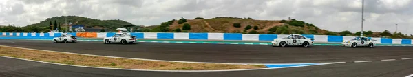 Panoramautsikt historiska bilar på sista kurvan Jerez ' s Circuit — Stockfoto