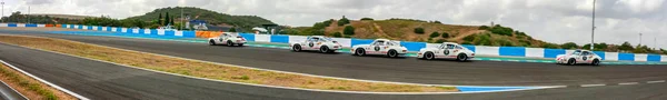 Panoramautsikt historiska bilar på sista kurvan Jerez ' s Circuit — Stockfoto