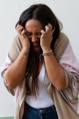 Genç kız elleri başının üstünde korkunç bir jest yapıyor.