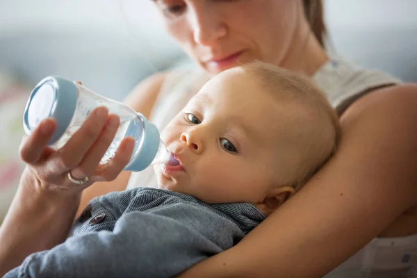 Mamma Mata Hennes Pojke Från Flaska Bekvämt Sitter Soffan Hemma — Stockfoto