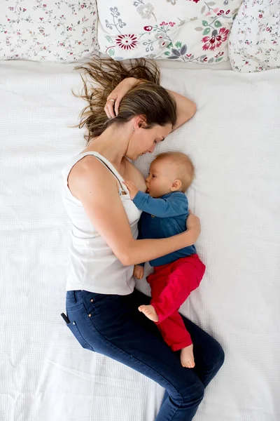 Mãe Bebê Criança Menino Deitado Cama Amamentando Abraçando Com Amor — Fotografia de Stock