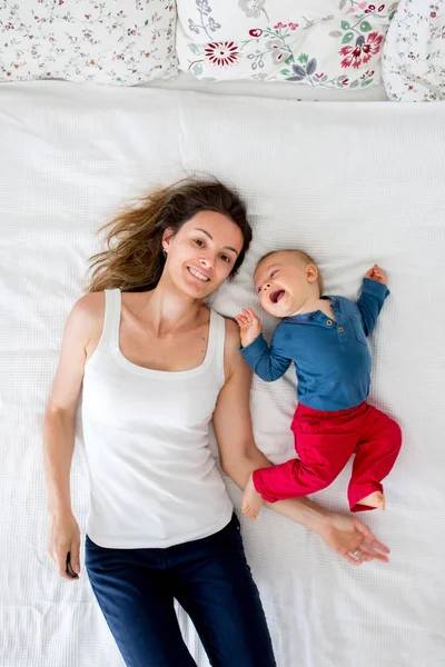 Anya Kisgyermek Kisfiát Feküdt Ágyban Átölelve Szeretettel Nagy Szög Lövés — Stock Fotó