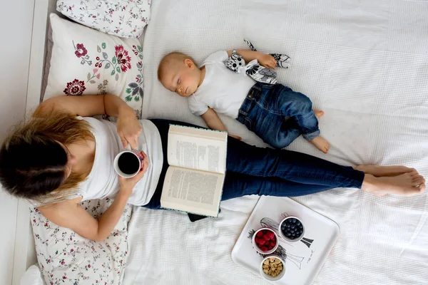 Mother Toddler Baby Boy Lying Bed Baby Sleeping Mom Reading — Stock Photo, Image