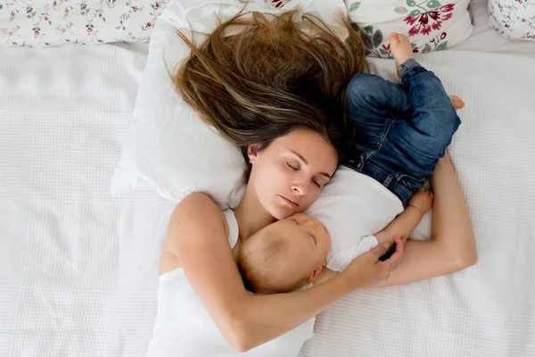 Mutter Und Kleinkind Bett Liegend Liebevoll Umarmt Von Oben Hochgeschossen — Stockfoto