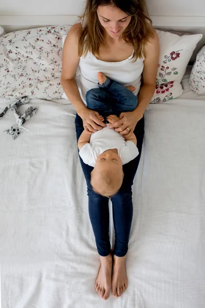 Mãe Bebê Criança Menino Deitado Cama Abraçando Com Amor Tiro — Fotografia de Stock