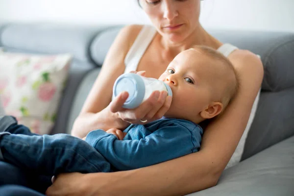 Mamma Mata Hennes Pojke Från Flaska Bekvämt Sitter Soffan Hemma — Stockfoto