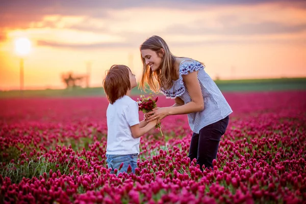 Mooie Jongen Moeder Voorjaar Park Bloem Heden Moeders Dag Viering — Stockfoto