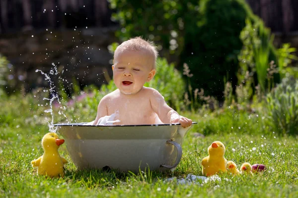 Ładny Toddler Chłopiec Kotlinie Przy Kąpieli Ogrodzie Bąbelkami Kaczka Zabawki — Zdjęcie stockowe