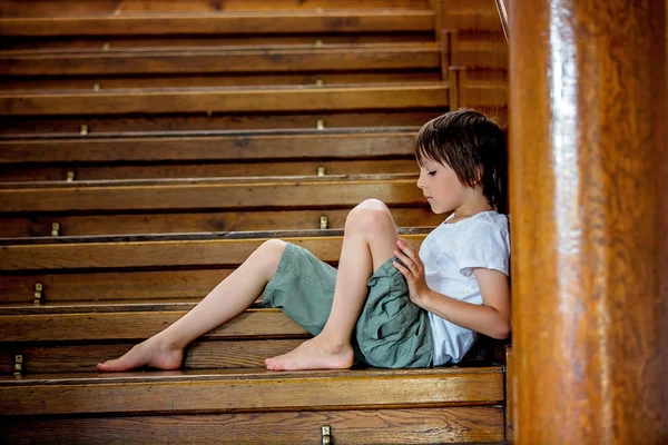 Verdrietig Kind Zittend Een Trap Een Groot Huis Concept Voor — Stockfoto