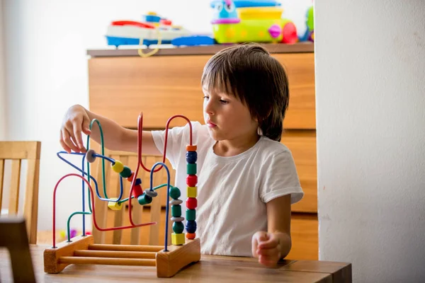 Óvodáskorú Gyermek Játék Val Toys Egy Napfényes Szobában Gyermek Fejlődését — Stock Fotó