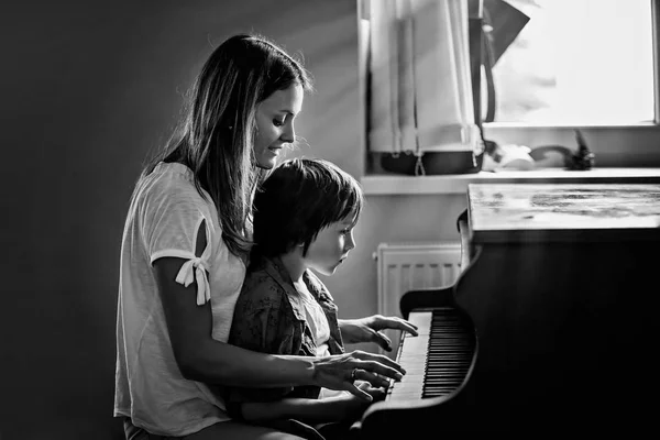 母亲和学龄前儿童 可爱的男孩 在家弹钢琴 儿童学习音乐 — 图库照片