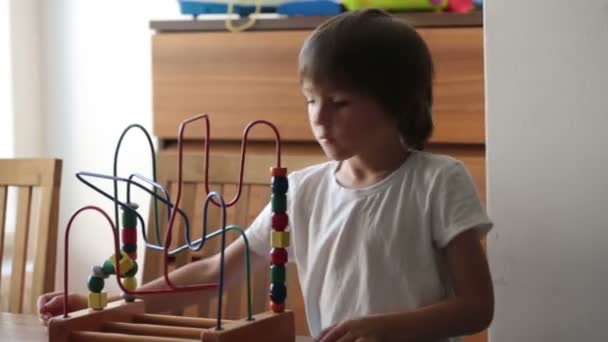 Criança Pré Escolar Brincando Com Brinquedos Quarto Ensolarado Desenvolvimento Infantil — Vídeo de Stock