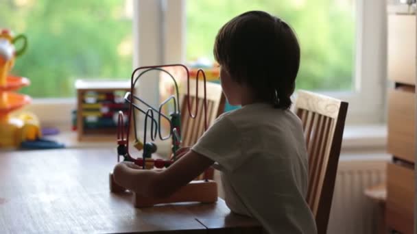 Óvodáskorú Gyermek Játék Val Toys Egy Napfényes Szobában Gyermek Fejlődését — Stock videók