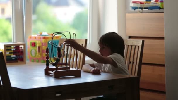 Niños Edad Preescolar Jugando Con Juguetes Una Habitación Soleada Desarrollo — Vídeo de stock