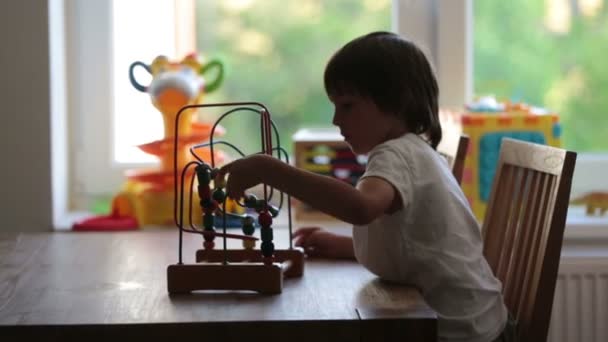 Vorschulkind Spielzeug Sonnigem Raum Kindliche Entwicklung — Stockvideo