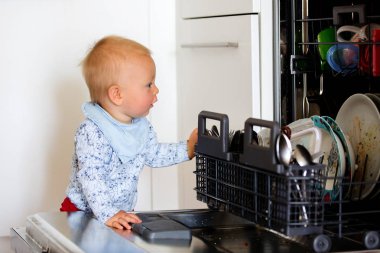 Yürümeye başlayan çocuk, çocuk, Anne, Bulaşık Bulaşık makinesinde evde, modern mutfak koyarak yardım