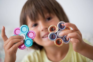 Genç çocuk oyun oyuncak, hom rahatlatma topluca spinner stres ile
