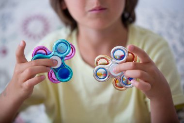 Genç çocuk oyun oyuncak, hom rahatlatma topluca spinner stres ile