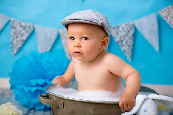 Bébé Garçon Mignon Ayant Bain Après Smash Gâteau Tir Isolé — Photo