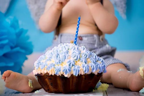 Küçük Erkek Bebek Mavi Arka Plan Üzerinde Atış Şut Pasta — Stok fotoğraf