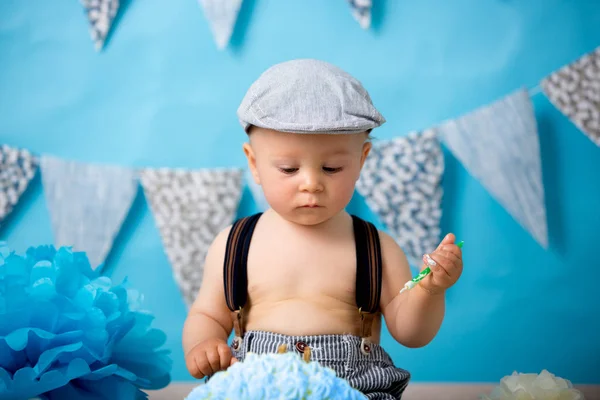 Pequeño Bebé Celebrando Primer Cumpleaños Con Fiesta Torta Aplastar Estudio — Foto de Stock