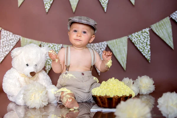 Baby Jongetje Viert Zijn Eerste Verjaardag Met Smash Taart Partij — Stockfoto