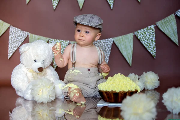 Lilla Pojke Firar Sin Första Födelsedag Med Smash Tårta Part — Stockfoto