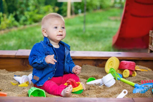 Bir Sandpit Açık Havada Oyuncakları Ile Oynarken Küçük Oğlu — Stok fotoğraf