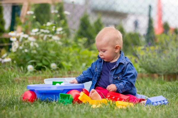 Kleiner Junge Spielt Mit Großen Bauklötzen Garten Baut Verschiedene Formen — Stockfoto