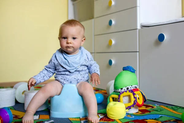 Sonriente Bebé Sentado Olla Cámara Con Montón Juguetes Papel Higiénico —  Fotos de Stock