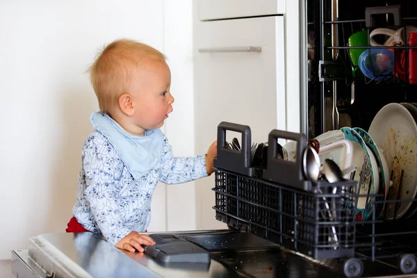 Kleinkind Junge Mama Helfen Dreckiges Geschirr Hause Die Spülmaschine Stellen — Stockfoto