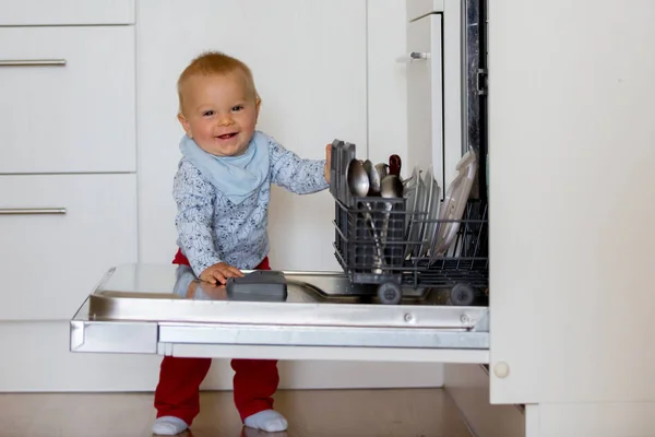 幼児の子 男の子 食器洗い機 自宅キッチンで汚れた皿を置くことを支援 — ストック写真