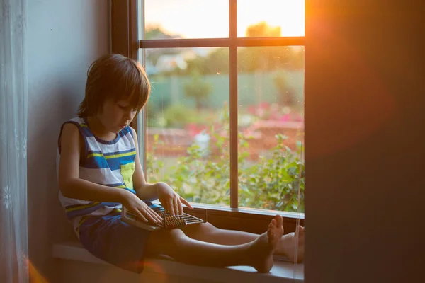 Schattige Kleine Peuter Kind Spelen Met Abacus Een Venster Zonsondergang — Stockfoto