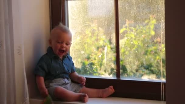 Niño Bebé Lindo Niño Sentado Una Ventana Atardecer Jugando Con — Vídeo de stock