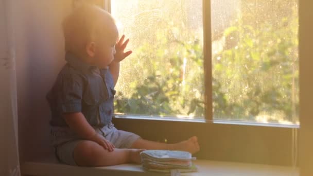 Pojke Söta Barn Sitter Ett Fönster Solnedgången Leka Med Baby — Stockvideo