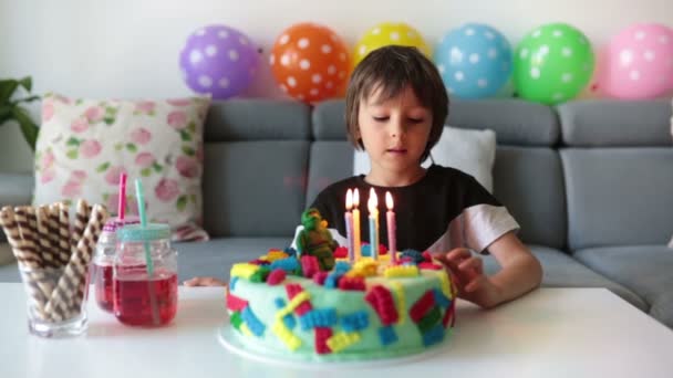 Söta Barnet Förskola Pojke Firar Sin Födelsedag Med Färgglad Tårta — Stockvideo