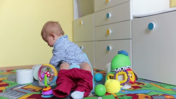 Bebê Sorridente Sentado Pote Câmara Com Muitos Brinquedos Papel Higiênico — Vídeo de Stock