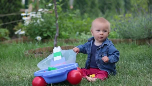 Baby Jongetje Spelen Met Grote Bouw Blokkeert Tuin Bouw Van — Stockvideo