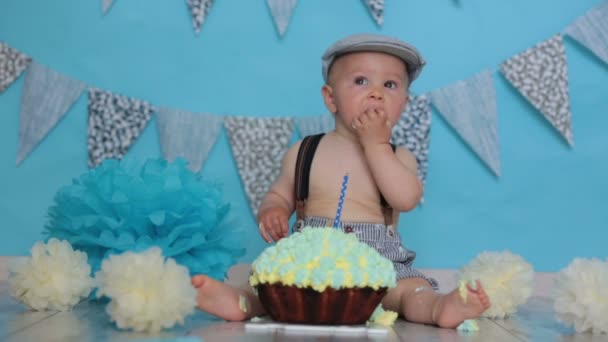 Küçük Erkek Bebek Mavi Arka Plan Üzerinde Atış Şut Pasta — Stok video
