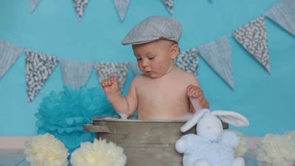 Schattige Babyjongen Bad Smash Taart Geïsoleerd Schot Blauwe Achtergrond — Stockvideo