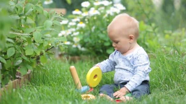 Söta Småbarn Barn Pojke Leker Med Färgglada Ringar Trädgård Springtime — Stockvideo