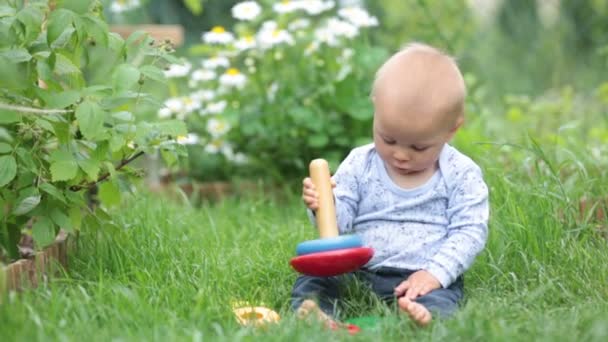 Criança Bonito Menino Brincando Com Anéis Coloridos Jardim Primavera Quintal — Vídeo de Stock