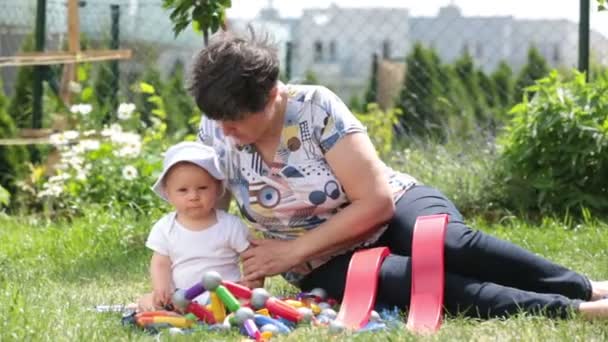 Niño Pequeño Jugando Con Abuela Con Grandes Bloques Construcción Jardín — Vídeos de Stock