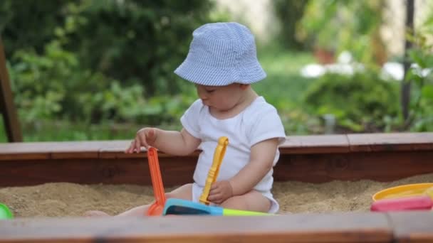 Маленький Мальчик Играет Песочнице Игрушками Открытом Воздухе — стоковое видео