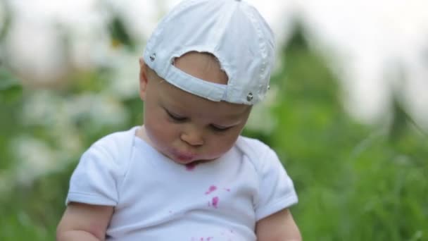 Dulce Niño Bebé Comer Cerezas Jardín Disfrutar Sabrosas Frutas Ensuciarse — Vídeo de stock