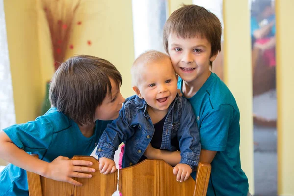 Zwei Glückliche Kleine Vorschulkinder Jungen Mit Kleinen Bruder Babybett Die — Stockfoto