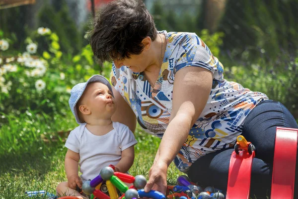 Lilla Pojke Leka Med Hans Mormor Med Stora Konstruktion Block — Stockfoto