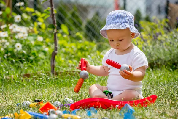 Farklı şekiller bina bahçe içinde büyük inşaat ile oynarken küçük oğlu, engeller