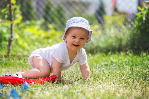 Baby Jongetje Spelen Met Grote Bouw Blokkeert Tuin Bouw Van — Stockfoto